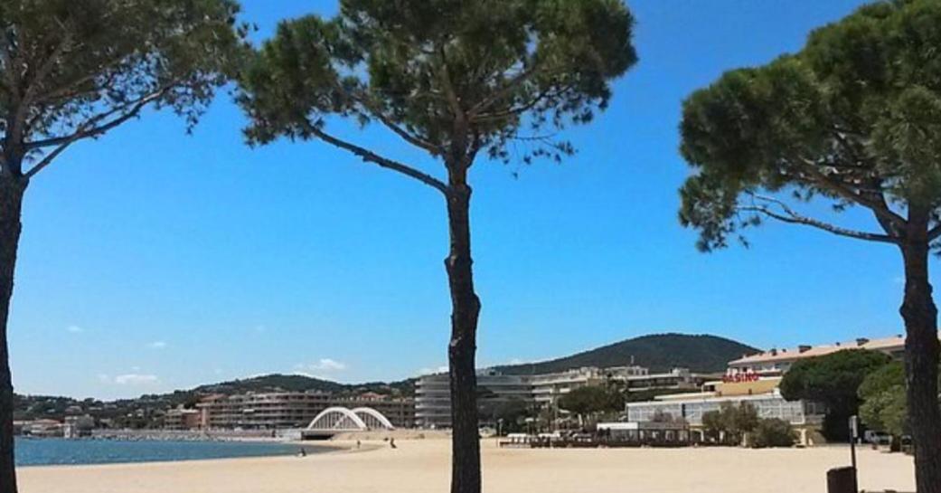 Haut De Villa A 700 Metres De La Plage, Totalement Independant Et Accessible Par Un Escalier Exterieur Sainte-Maxime Luaran gambar