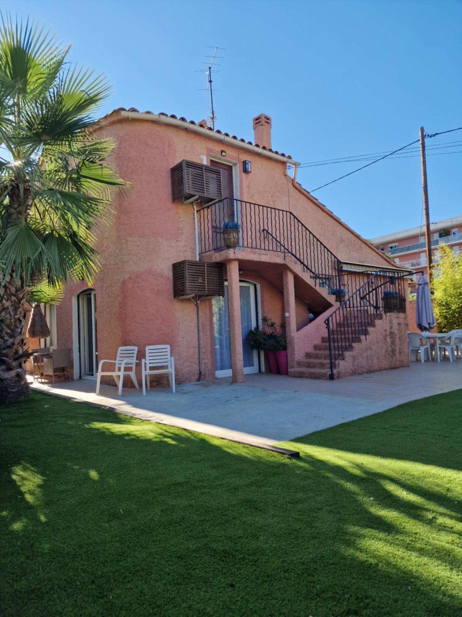 Haut De Villa A 700 Metres De La Plage, Totalement Independant Et Accessible Par Un Escalier Exterieur Sainte-Maxime Luaran gambar